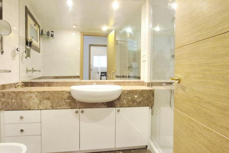 Piso cantoner de 115 m2 amb 4 hab i 2 banys al carrer faraday a 100 metres de la plaça del progres en Terrassa