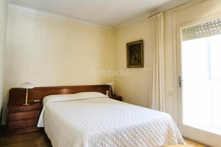 Piso de 137 m2 amb 4 hab i balco 10 m2 oest al carrer ireneu a 50 metres rambla en Terrassa