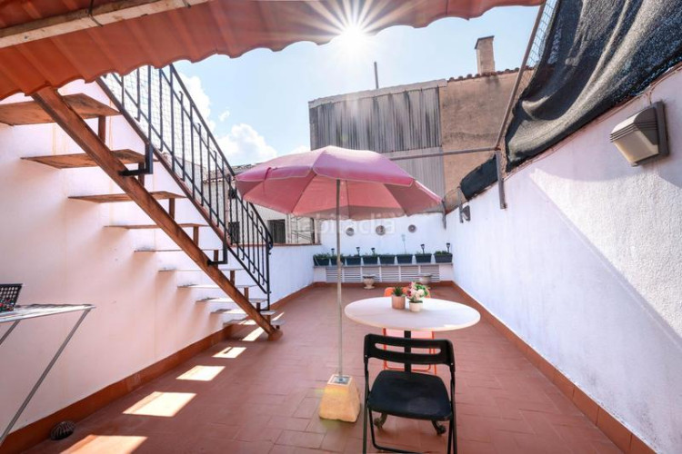 Casa adosada zona centro. casa adosada de 4habs. + 2lav. `terraza + garaje en Terrassa