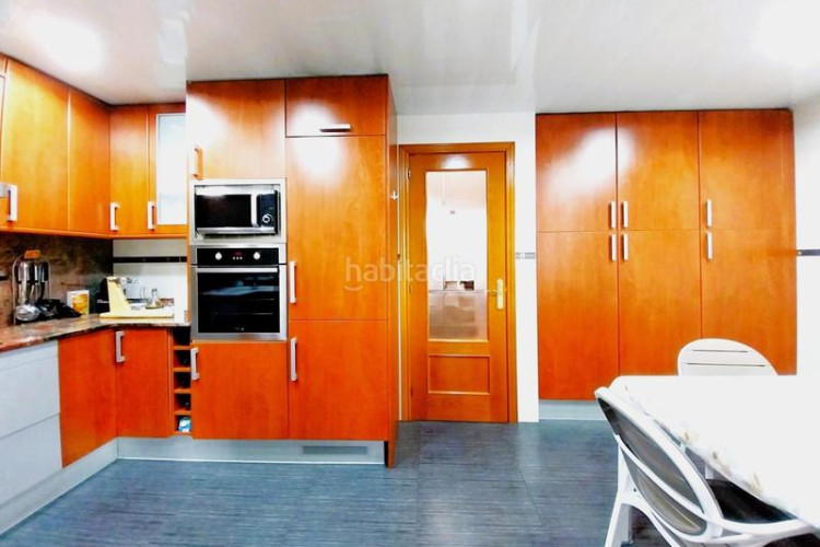 Casa magnifica casa unifamiliar de 230 m2 con 3 hab dobles y gran estudio 55 m2 en Terrassa