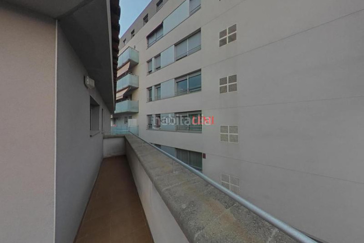 Piso dúplex con 4 habitaciones, 3 baños y parking en ubicación privilegiada en Terrassa