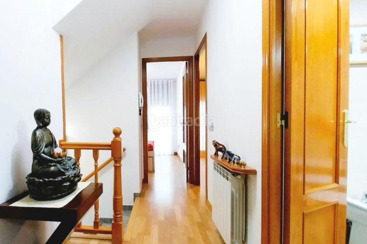 Casa magnifica unifamiliar de 230 m2 con garaje 3 coches, 3 dormitorios dobles, espectacular estudio 55 m2 y patio en Terrassa