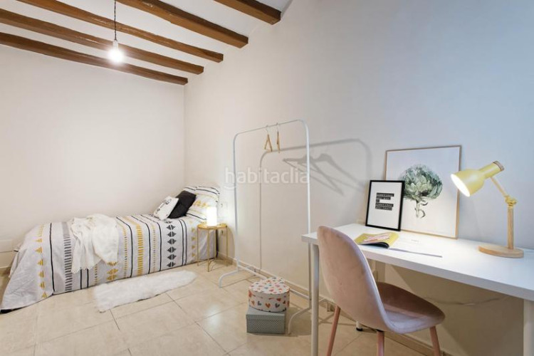 Casa adosada unifamiliar adosada, 4 habitaciones y patio en Terrassa