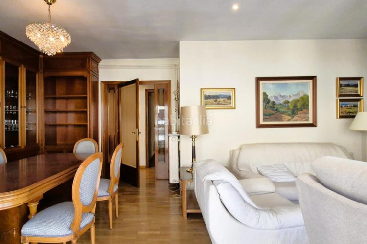 Piso de 137 m2 amb 4 hab i balco 10 m2 oest al carrer ireneu a 50 metres rambla en Terrassa