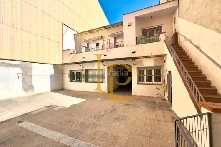 Casa adosada preciosa casa con terraza y garaje en una zona privilegiada en Terrassa