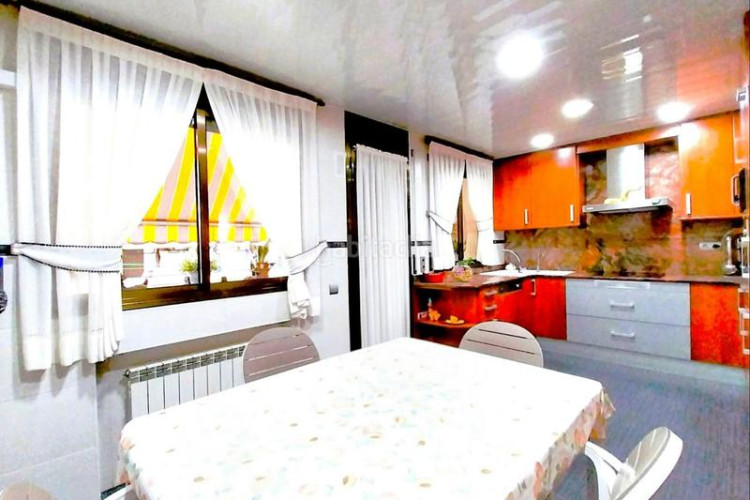 Casa magnifica casa unifamiliar de 230 m2 con garaje 3 coches, 3 grandes dormitorios, especatcular estudio 55 m2 y patio en Terrassa