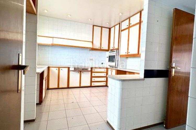 Piso  señorial único en pleno centro – 6 habitaciones, 3 baños, terraza de 200 m², parking incluido en Terrassa