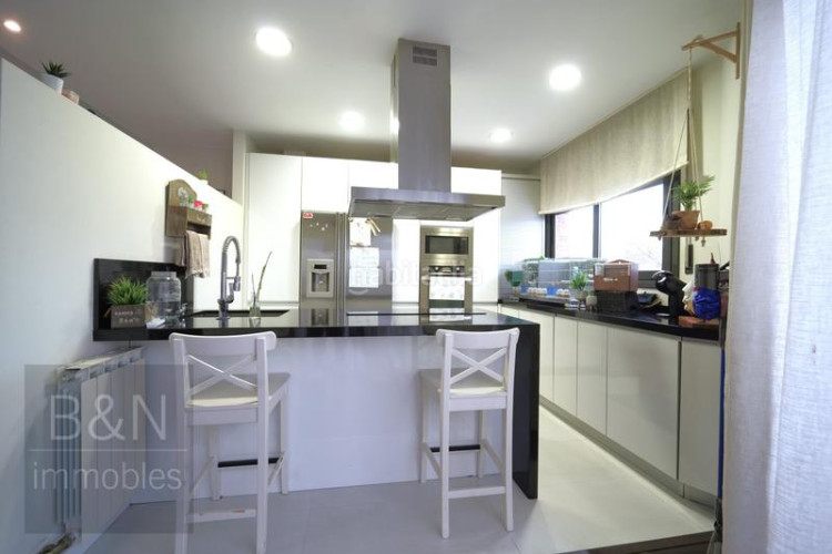 Casa  cantonera toda exterior, reformada en un estilo moderno y abierto, con una amplia terraza y gran garaje ! en Terrassa
