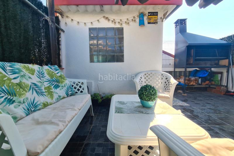 Casa adosada casa con dos plazas de garaje y terraza en Terrassa