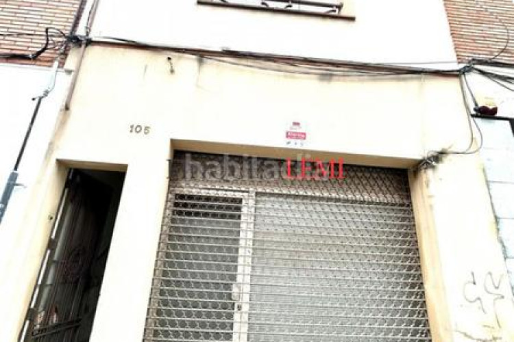 Casa adosada casa a reformar con potencial para 2 viviendas centro en Terrassa