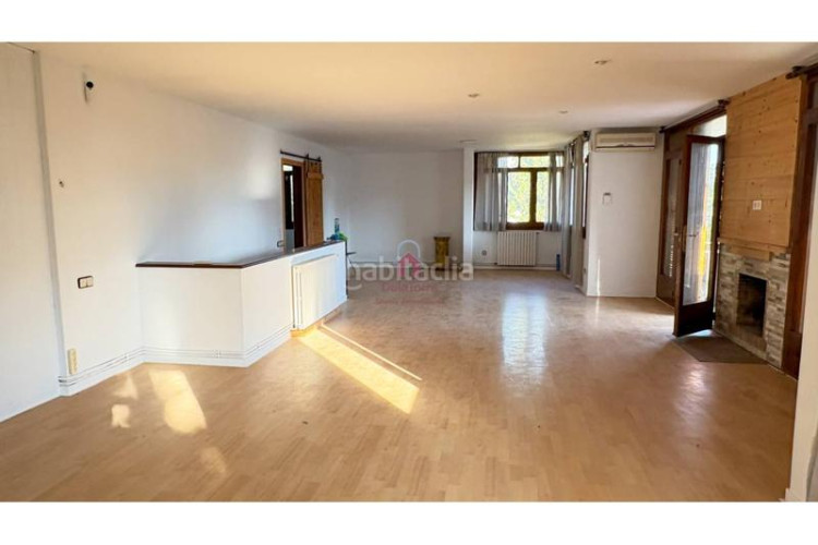 Casa  de 200m construidos en venta a 4 vientos en la urbanización font de lespardenya, en Terrassa