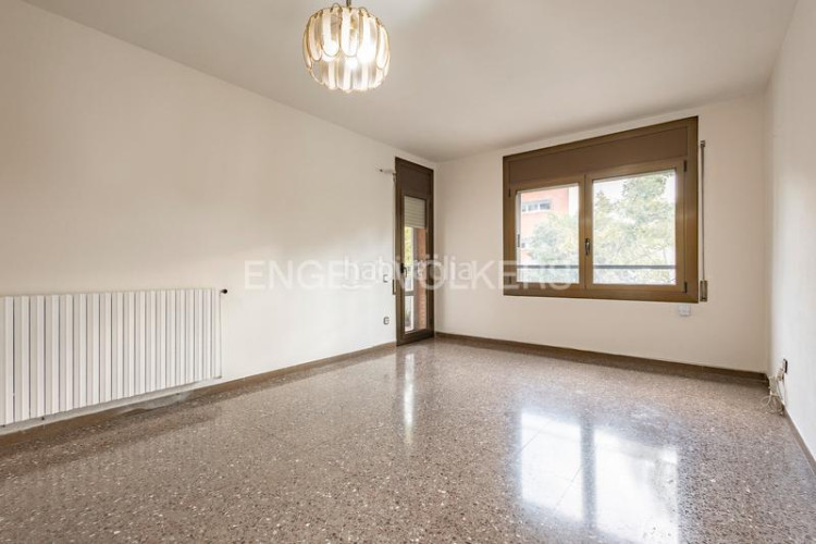 Apartamento oportunidad única! piso amplio de 99m construidos con 4 dormitorios y balcón en Terrassa