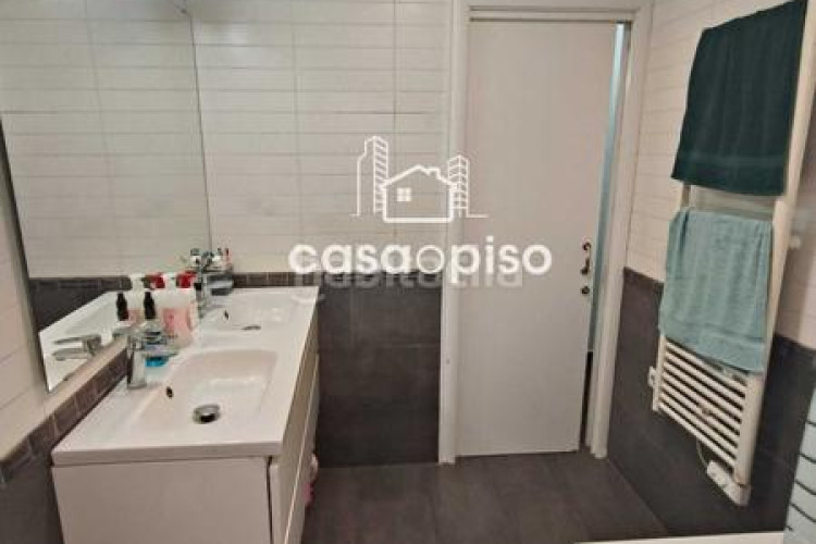 Piso  reformado en La Cogullada 3 dormitorios, 1 baño, todo exterior, cocina individual, con dos balcones uno de 6m y otro de 4m y en Terrassa