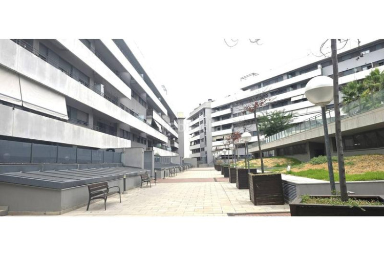 Piso torressana fantastico piso de 2 habitaciones con pk trastero con piscina comunitaria en Terrassa