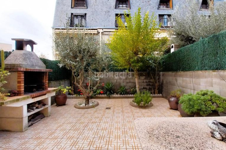 Casa adosada la gripia. casa adosada de 3habs + estudio + 2lav + terraza + garaje en Terrassa