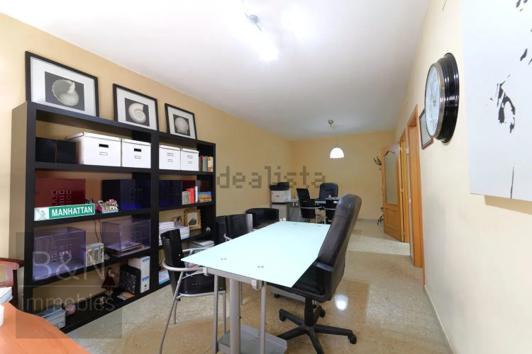 ¡Un piso muy amplio, listo para entrar a vivir con plaza de parking!