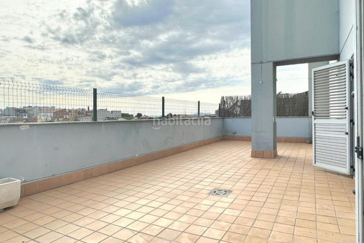 Ático atico 102 m2 con terraza de 53 m2 a pie de comedor incluye parquing y tratero en avenida madrid tocando estacio est en Terrassa