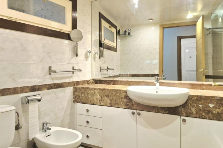 Piso cantoner de 115 m2 amb 4 hab i 2 banys al carrer faraday a 100 metres de la plaça del progres en Terrassa