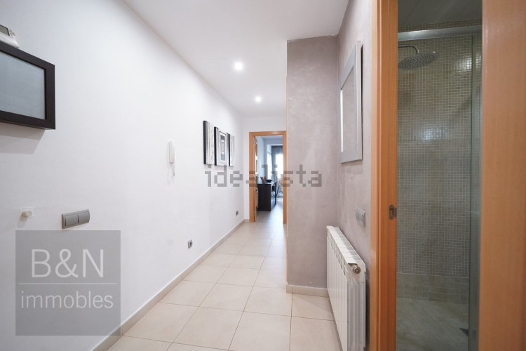 Un hogar reformado, con doble salida exterior y solo un vecino.