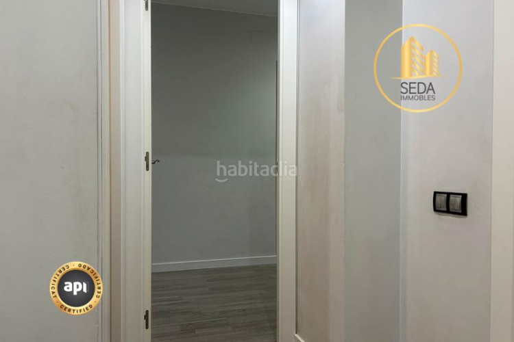 Piso amplio piso familiar con suite, balcones y parking en zona residencial tranquila en Terrassa
