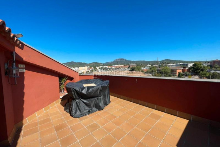 Dúplex zona de Sant Pere Nord. dúplex de 3habs. + estudio + 3lav. + terraza + balcón en Terrassa