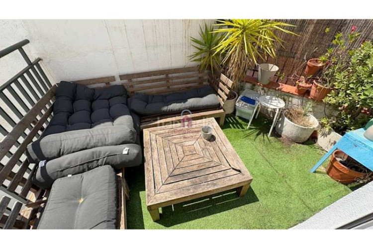 Casa pareada casa en en venta ca naurell de 210m construidos con salida a patio, dos terrazas y garaje. en Terrassa