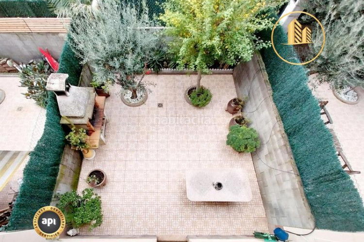 Casa impecable casa unifamiliar renovada con 4 plantas, garaje triple y estudio con chimenea en la gripia en Terrassa