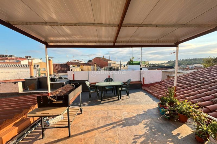Casa adosada unifamiliar adosada, 4 habitaciones, gran garaje y terraza en Terrassa