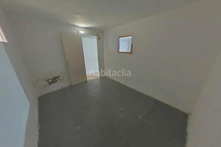 Casa adosada (barcelona). "okupado" (no se puede visitar ni hipotecar). en Terrassa