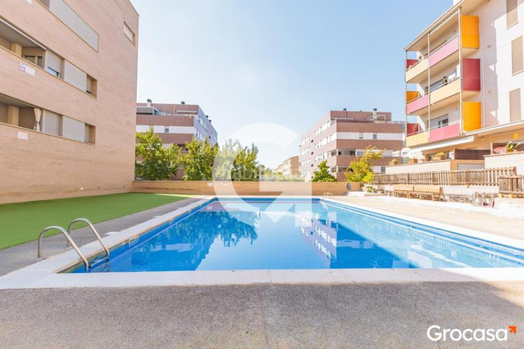 Planta baja precioso piso con terraza y parking en Can Roca en Terrassa