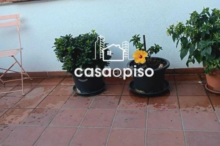 Dúplex  seminuevo en ca nanglada, 2 dormitorios, 2 baños, terraza de 15m y garaje. buena ubicación y vistas despejadas. ven a visit en Terrassa