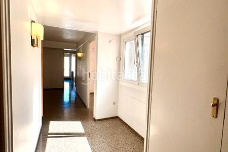 Piso  señorial único en pleno centro – 6 habitaciones, 3 baños, terraza de 200 m², parking incluido en Terrassa