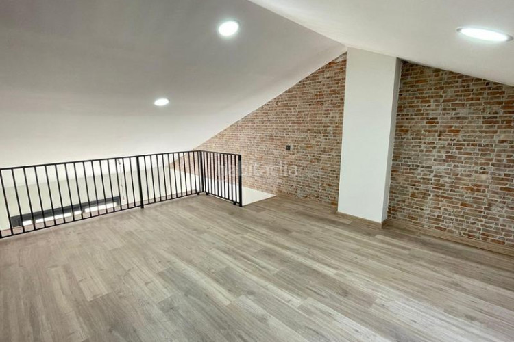 Dúplex  de dos habitaciones y buhardilla multifuncional y terraza en ca naurell en Terrassa