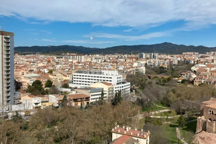 Dúplex en carrer de miquel vives 5 exclusivo duplex: salón-comedor, cocina, 4 habitaciones, 3 baños, terraza, pk y trastero en Terrassa