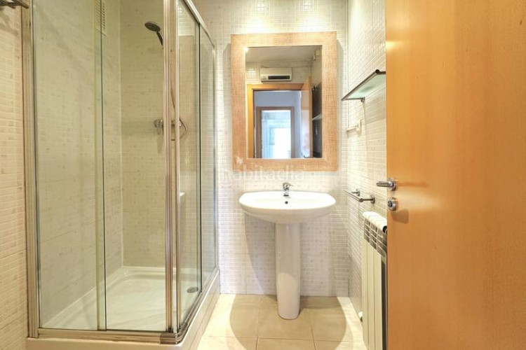 Ático atico seminuevo de 102 m2 con terraza de 53 m2 a pie de comedor con parquing y tratero incluidos en avenida madrid tocando estacio en Terrassa