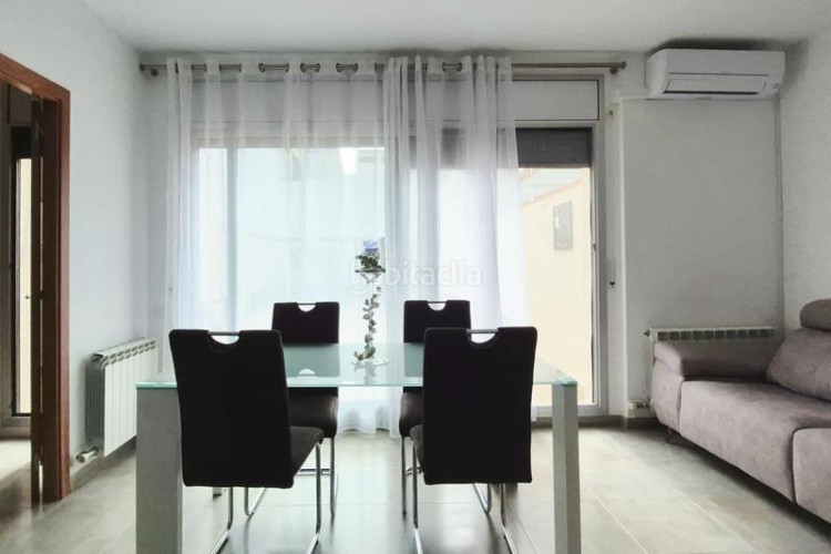 Planta baja  seminueva de 3 hab con patio de 60 m2 sur en rambla francesc macia en Terrassa