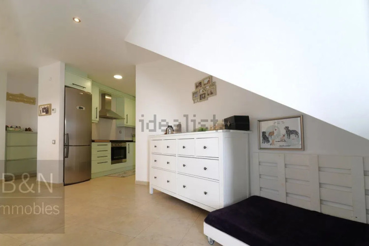 ¡Bienvenido al hogar de tus sueños! Este exclusivo dúplex es mucho más que una vivienda.
