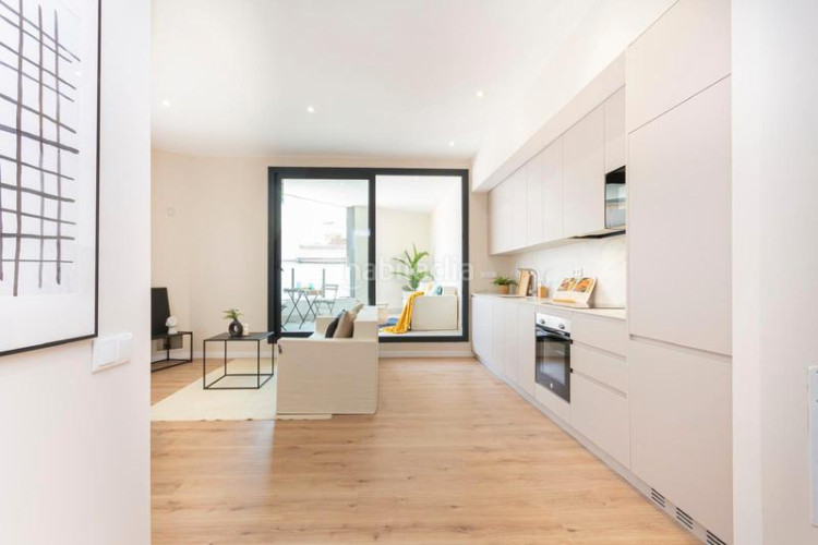 Piso precioso piso en inmejorable ubicación: vivienda esquinera con mucha luz: salón-comedor-cocina, 3 habitaciones, 2 baños, terraza.. en Terrassa