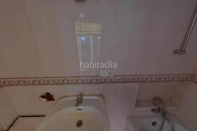 Piso (barcelona). "okupado" (no se puede visitar ni hipotecar). en Terrassa