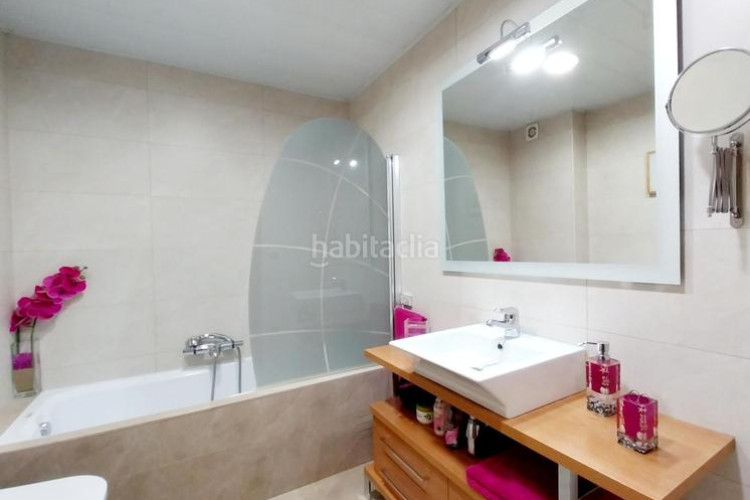 Casa adosada  con patio de 34m en la gripia, 3 hab. dobles estudio de 55m con fuego a tierra. amplio garaje en Terrassa