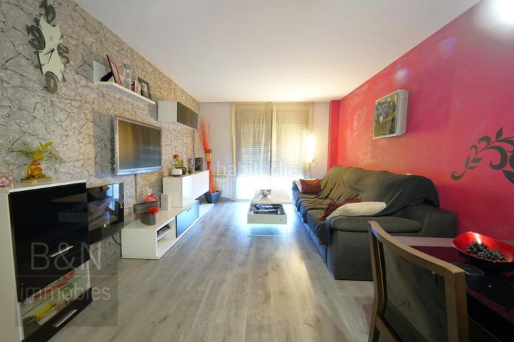 Dúplex tu hogar con alma espacio, confort, tres salidas al exterior y zona comunitaria con piscina y plaza de parking en Terrassa