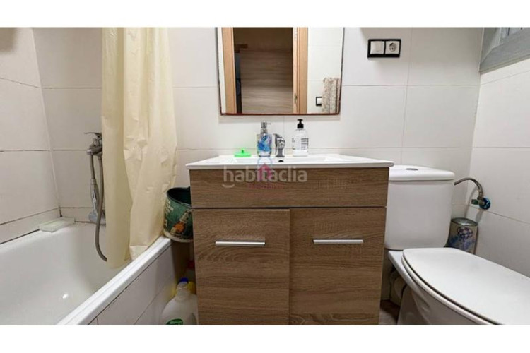 Piso  en venta tocando a passeig 22 juliol de 70m construidos de 3 habitaciones con ascensor y salida a balcón. en Terrassa