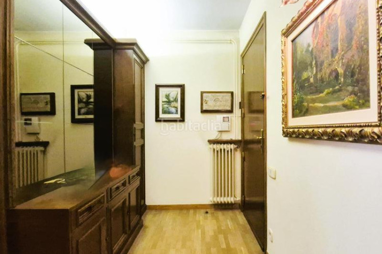 Piso de 137 m2 amb 4 hab i balco 10 m2 oest al carrer ireneu a 50 metres rambla en Terrassa