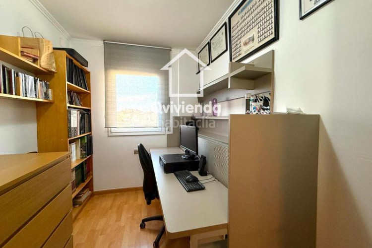 Ático  de 3 habitaciones con gran balcón en av glories catalanes, en Terrassa