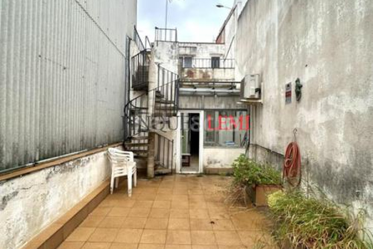 Casa adosada casa a reformar con potencial para 2 viviendas centro en Terrassa