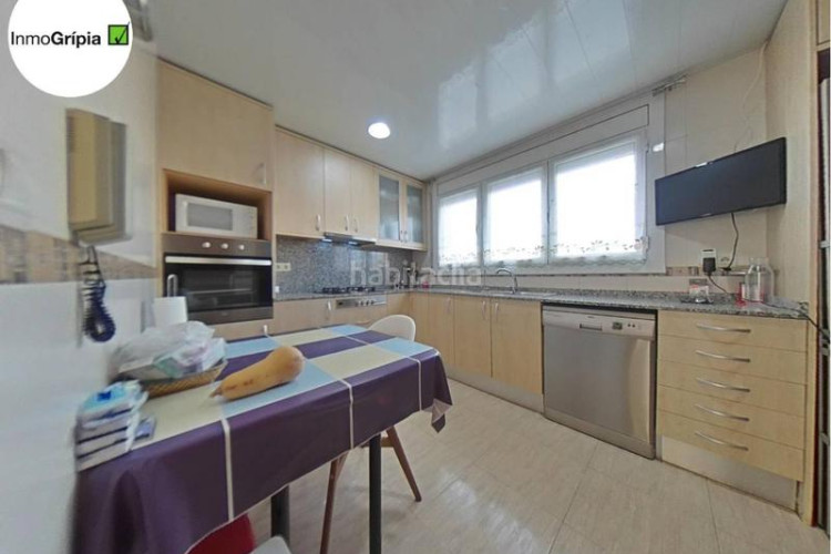 Casa adosada  en venta en les arenescan montllorla grípia08227 en Terrassa
