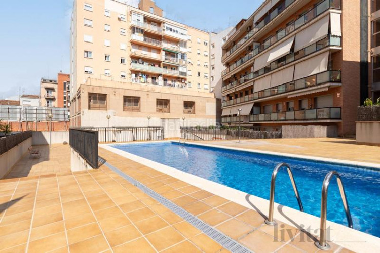 Piso en edison piso con piscina, parking y trastero en Terrassa